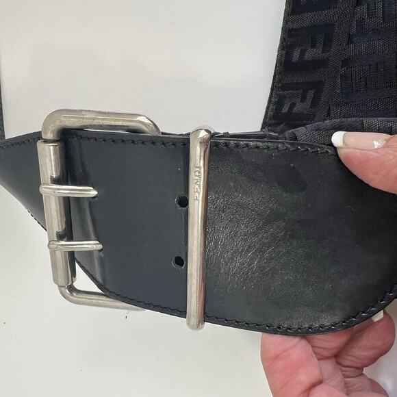 Authentic Fendi Vintage Zucca Canvas And Leather Oyster Bag Black Zip Closure - Picture 2 of 16